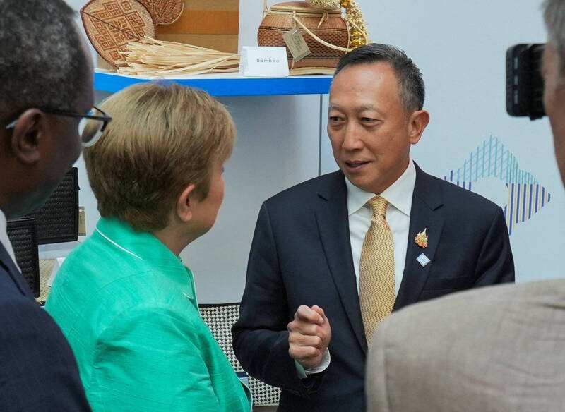 泰国财政部副部长沃拉帕克（右）被控与诈骗集团有联系，他今日宣布请辞。（路透资料照）