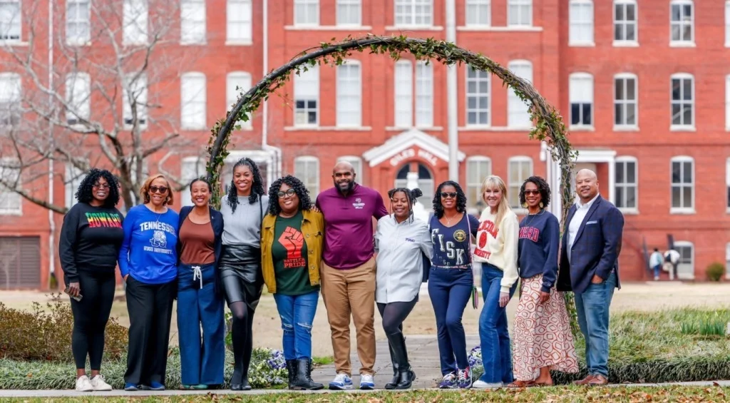 富布莱特访问学生和学者为黑人院校的国际网络做出贡献，并建立长期合作关系。