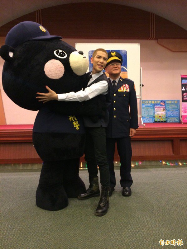 艺人萧敬腾化身刑警，担任「反诈」App代言，跟警政署署长陈国恩合影（记者邱俊福摄）