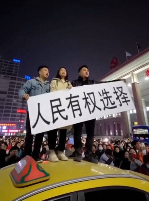 网上热传一段AI制作的中共垮台影片，片中民众攻占位于北京的人民大会堂。（撷取自X平台帐号 @WesterAOC）