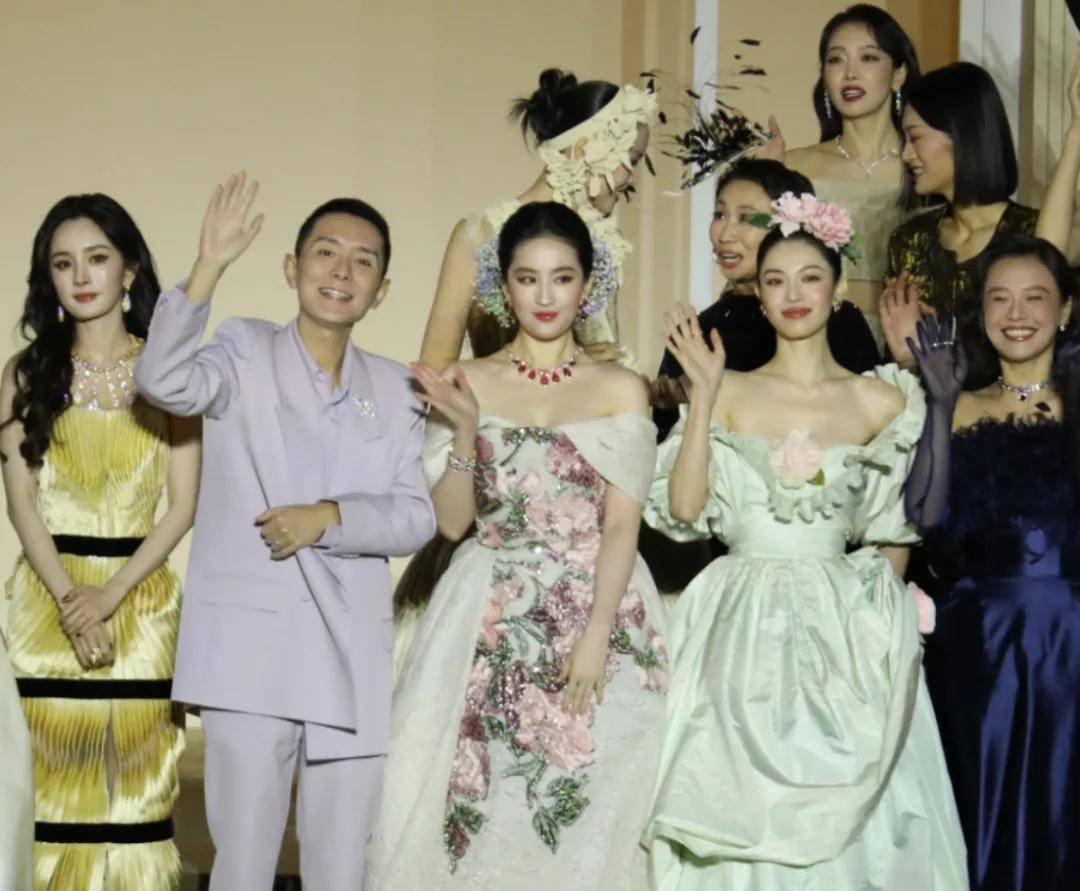 85花争锋名场面！刘亦菲杨幂同框互不搭理，一人压轴一人抢第一