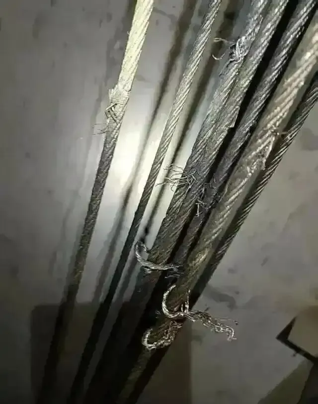 破坏小区电梯钢绳,触碰了“安全高压线”