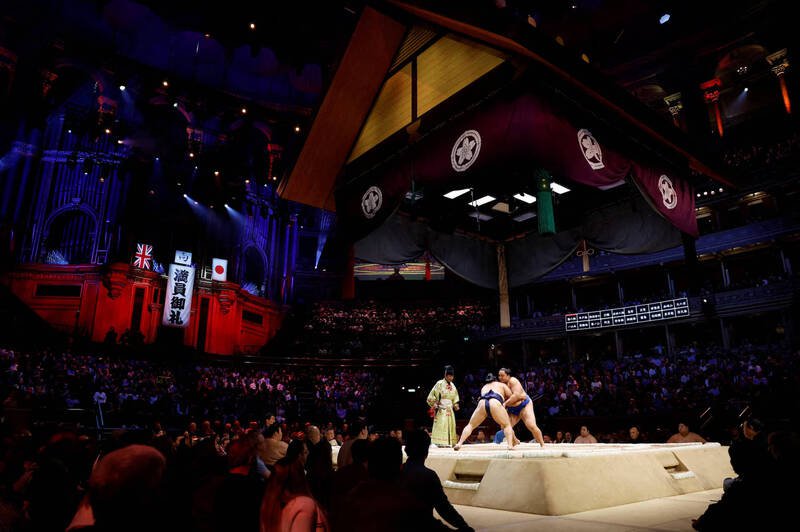 日本相扑比赛的「土俵」（图），因传统神道教信仰，被视为严禁女性进入的「女人禁地」。此一古老传统，正对即将上任的日本首位女首相高市早苗，构成了一道尴尬的难题。（路透档案照）