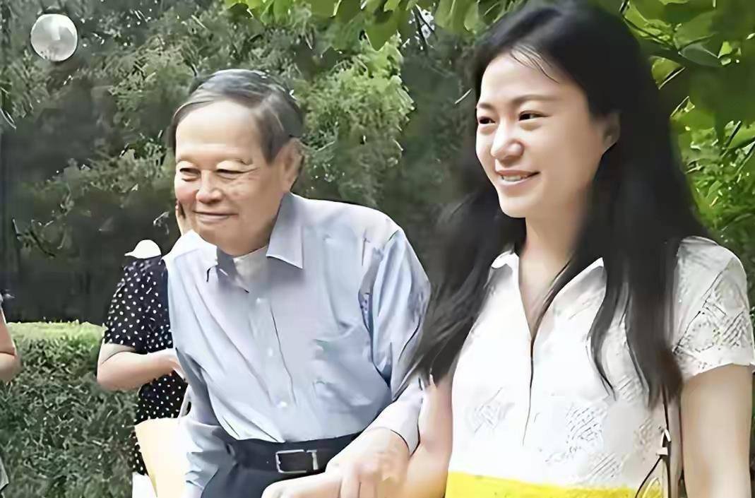 翁帆给杨振宁守寡，连夜发布不再婚声明，.杨振宁给她惯坏了