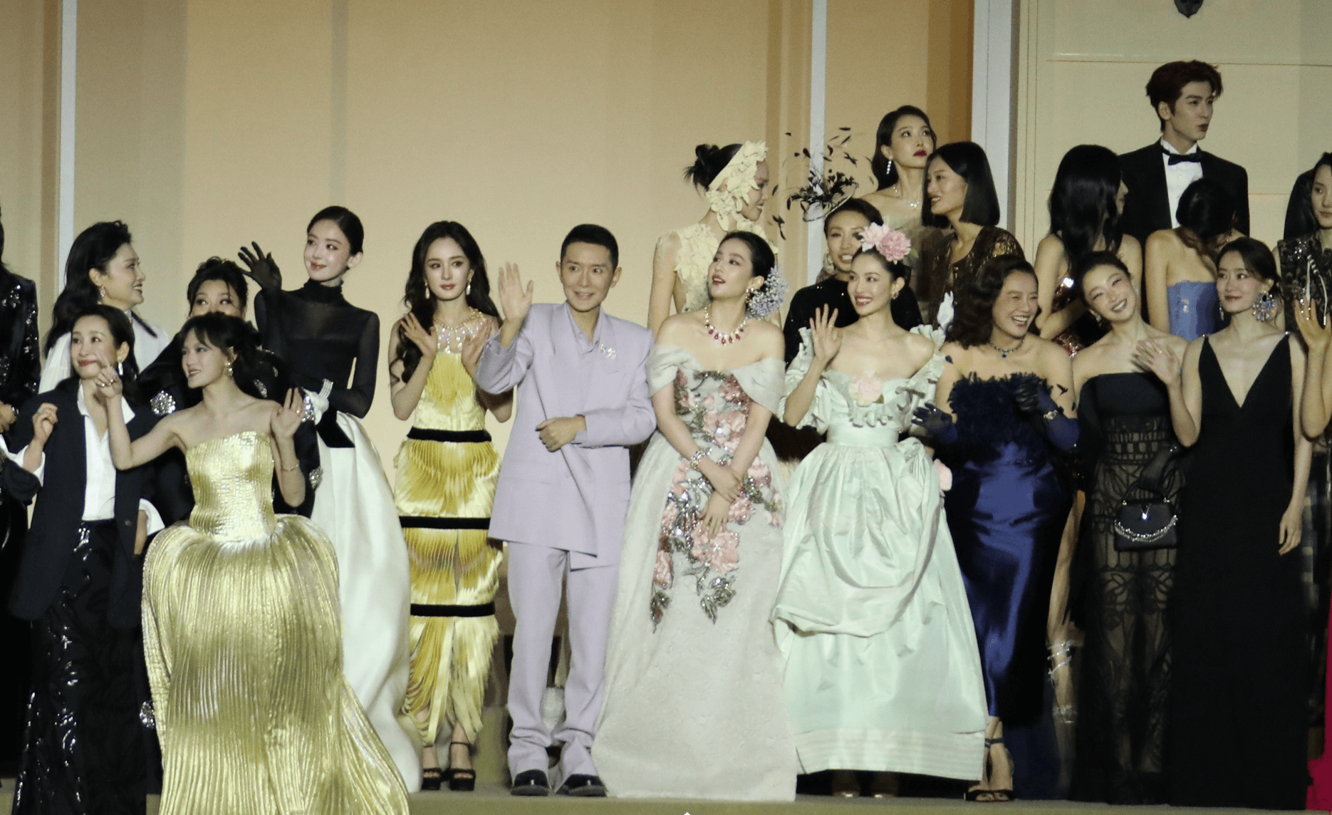 VOGUE盛典好抓马!刘亦菲压轴出场 大合影杨幂扭头表情尴尬