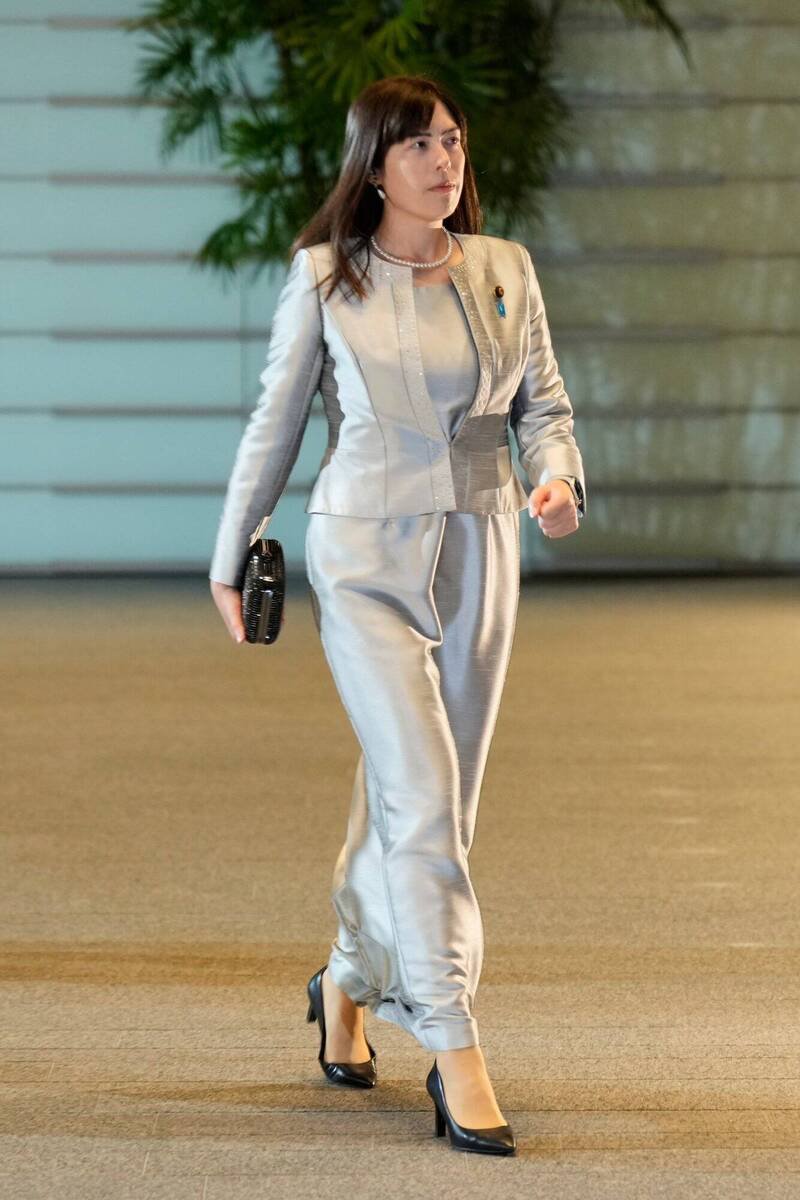 日本新任经济安全保障担当大臣小野田纪美，在上任后的首场记者会强调，将重新评估外国人相关制度。本身是混血儿的小野田是高市内阁人事的亮点，从政前的经历相当丰富。（彭博）