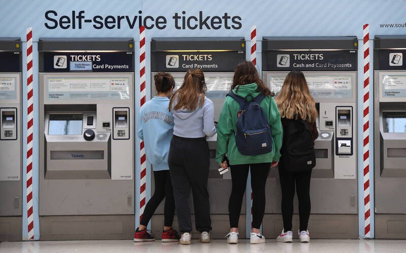 中国留学生利用英国铁路「列车延误退款」的漏洞诈领补偿金，不法所得达近16万英镑（约新台币656万元），被判入狱；示意图。（欧新社）