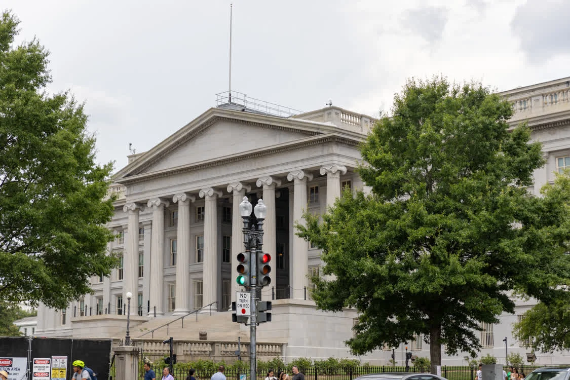 仅两个月新增一万亿 美国国债总额首次突破38万亿