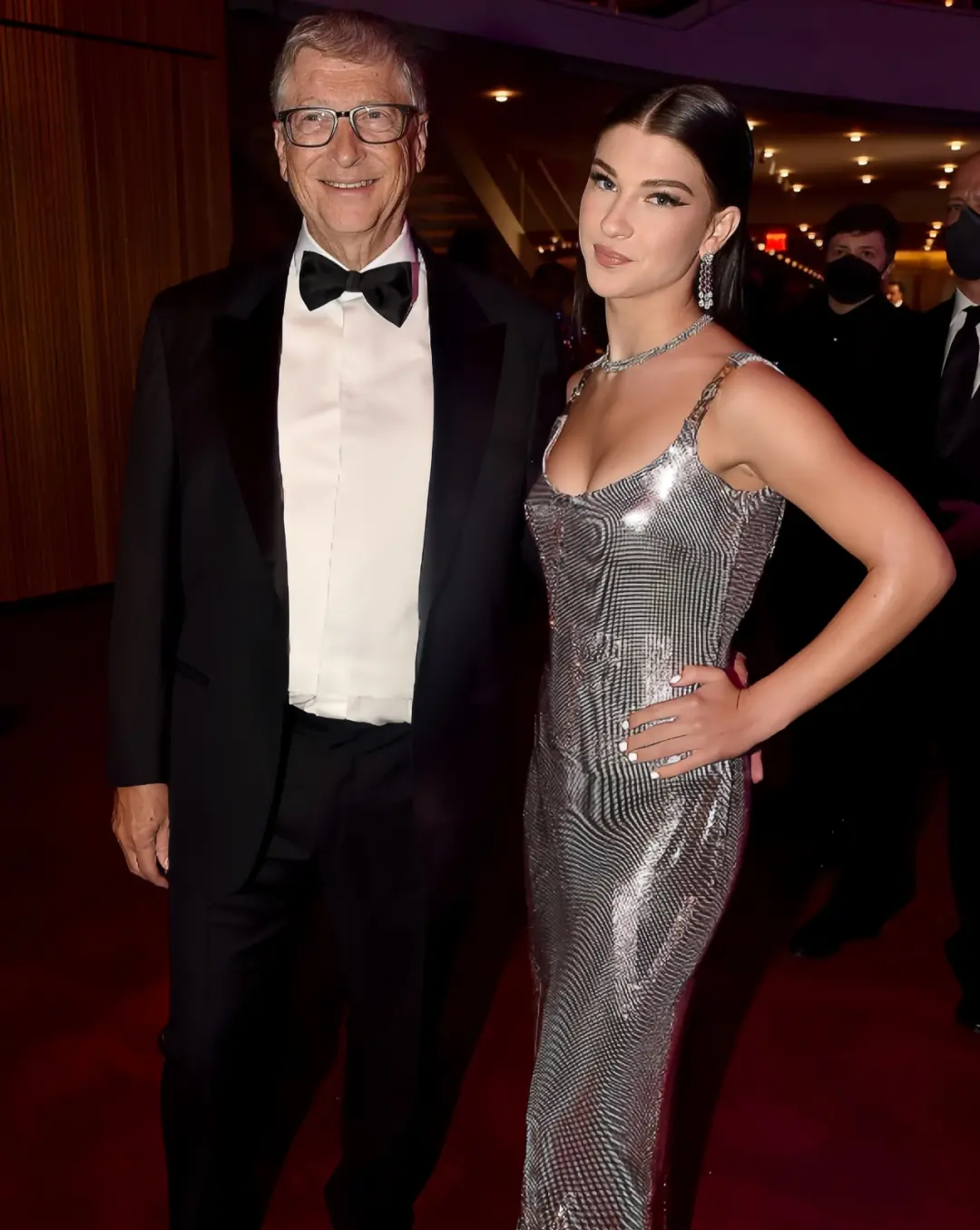 ·菲比与父亲出席活动。（菲比社交媒体账号）