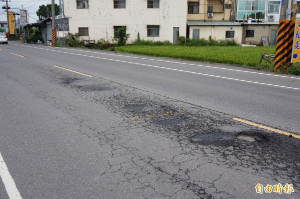 民雄农工至兴中国小路段短短150公尺路段出现近20处破损坑洞。（记者曾迺强摄）