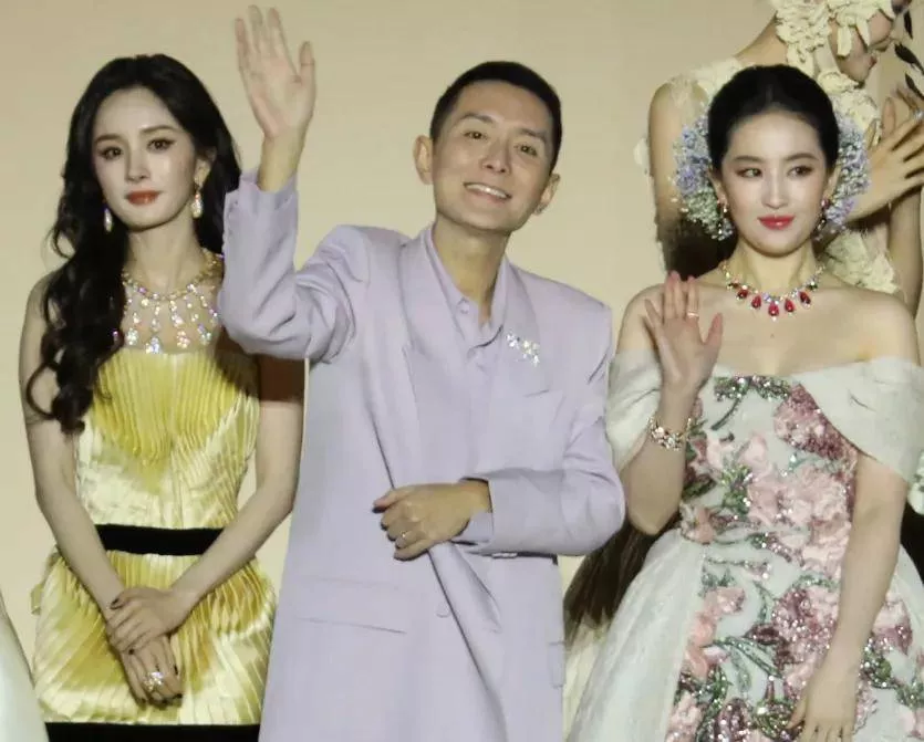 杨幂刘亦菲后台画面曝光，同桌零互动气氛尴尬