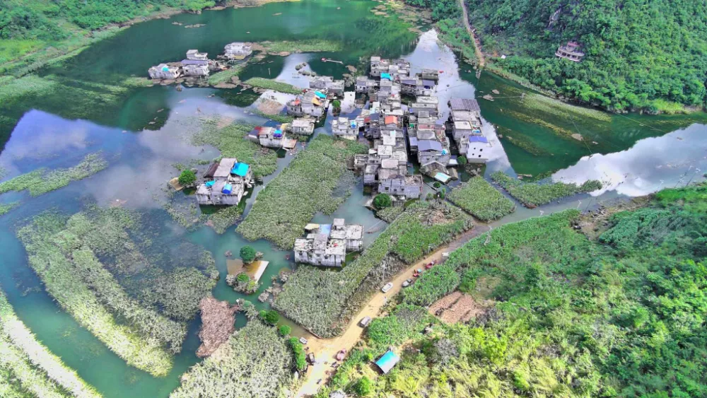 百色“锅底”村庄水患：被浸泡逾半月的家园和生计