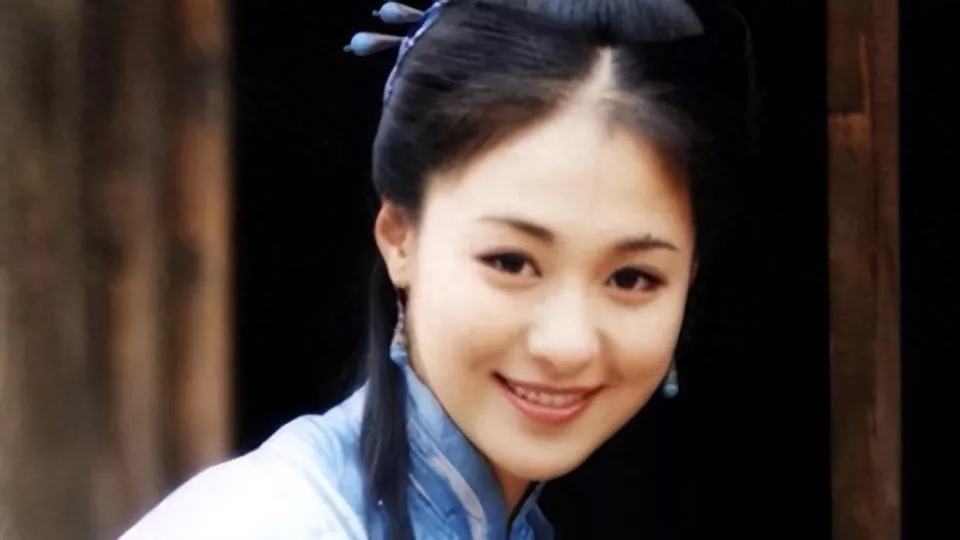 与聂远同居6年被抛弃，她嫁给外交官被宠成宝