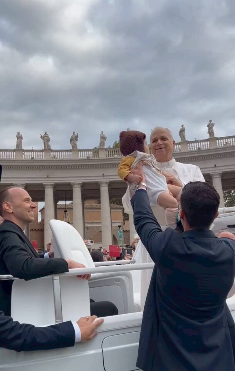 教宗良十四世（Pope Leo XIV）22日在公开接见仪式时，按照往例会搭乘座车与信徒们近距离接触，并随机对孩童亲自降幅。其中一名被教宗抱起的婴儿来自台湾，父母将影片与过程PO网，引发网友热议。（图撷取自yashienglin Threads ）