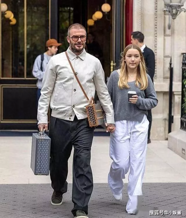 贝克汉姆与小七逛街，造型反差超吸睛