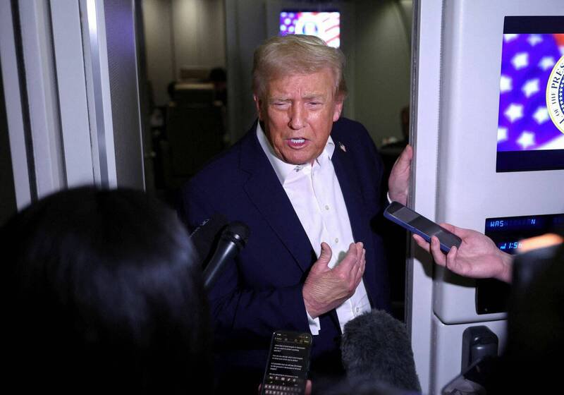 美国总统川普24日前往马来西亚途中,仍拒绝透露赞助军饷的神秘富豪的身分。(路透) 美国总统川普24日前往马来西亚途中,仍拒绝透露赞助军饷的神秘富豪的身分。(路透)