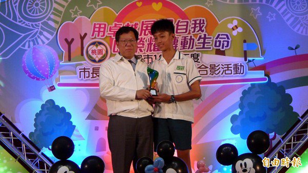 桃园市「市长奖」得主揭晓，「都教授」都柏叡也来领奖。（记者李容萍摄）