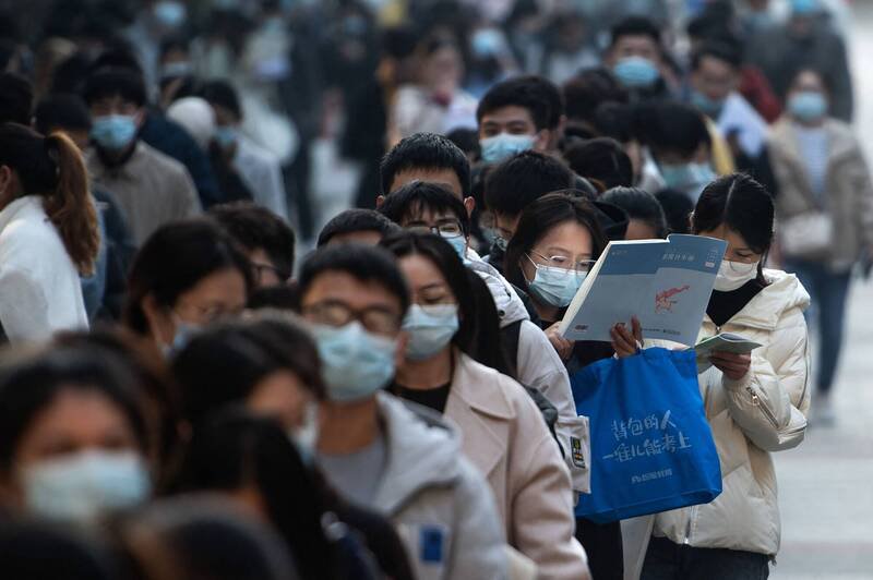 今年中国公务员考试报名人数突破350万,再创新高,平均92人争取1个职位。(法新社档案照) 今年中国公务员考试报名人数突破350万,再创新高,平均92人争取1个职位。(法新社档案照)