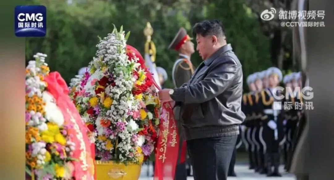 金正恩单膝下跪,向毛岸英之墓献花