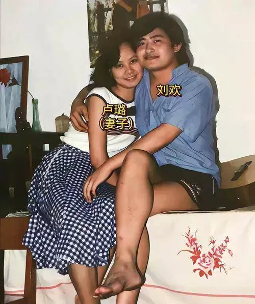 刘欢34岁女儿大婚！新娘染红发很个性