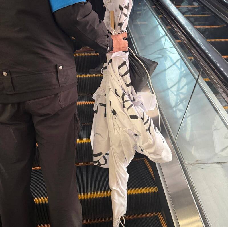 后续布条传已被没收。（图撷取自「X」帐号「李老师不是你老师」）