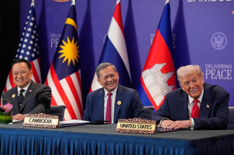 美国总统川普（右）26日于马来西亚吉隆坡，在东协峰会场边见证和平协议签署仪式。图中同台者为柬埔寨总理洪马内（中）与泰国总理阿努廷（左）。（美联社）