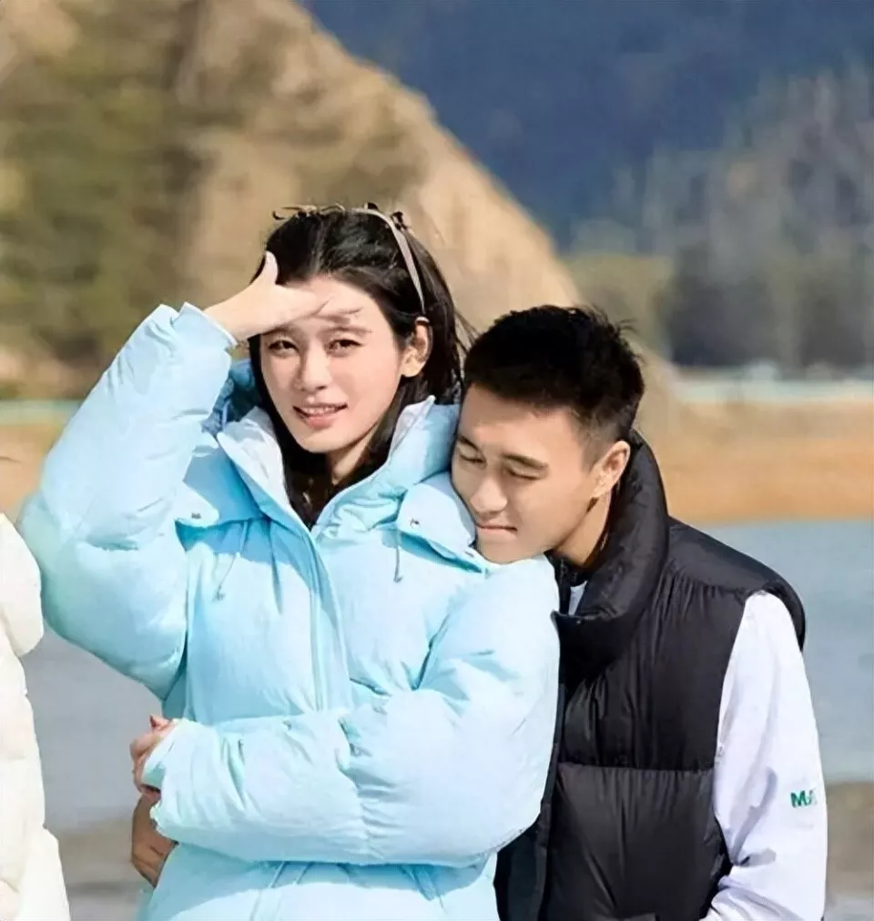 吴千语夫妻现身广东！穿露脐装身材火辣