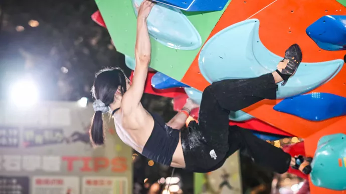 “下班当猴子”！年轻人爱上抱石攀岩