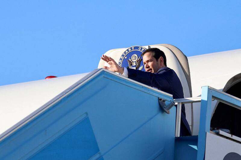 美国务卿鲁比欧准备从以色列飞往卡达首都多哈，在飞机上挥手致意。（路透社）