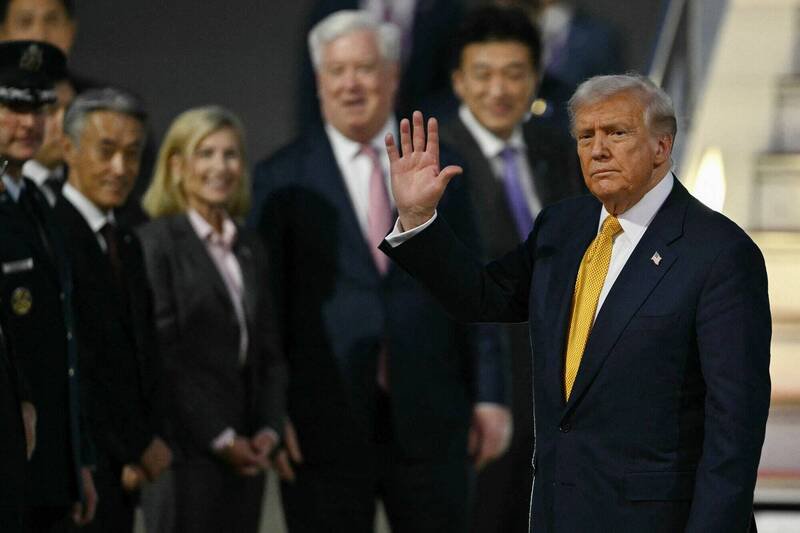 美国总统川普27日晚间飞抵日本东京羽田机场，展开亚洲行第二站访问。他此行将与日本新任首相高市早苗举行首次峰会，并为后续与中国国家主席习近平的关键贸易谈判预作准备。（法新社）
