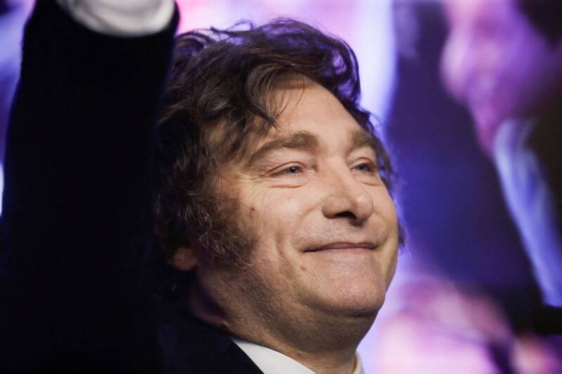 阿根廷总统米雷伊所属政党在国会期中选举获胜，反映其经济改革路线备受国民肯定。（路透）