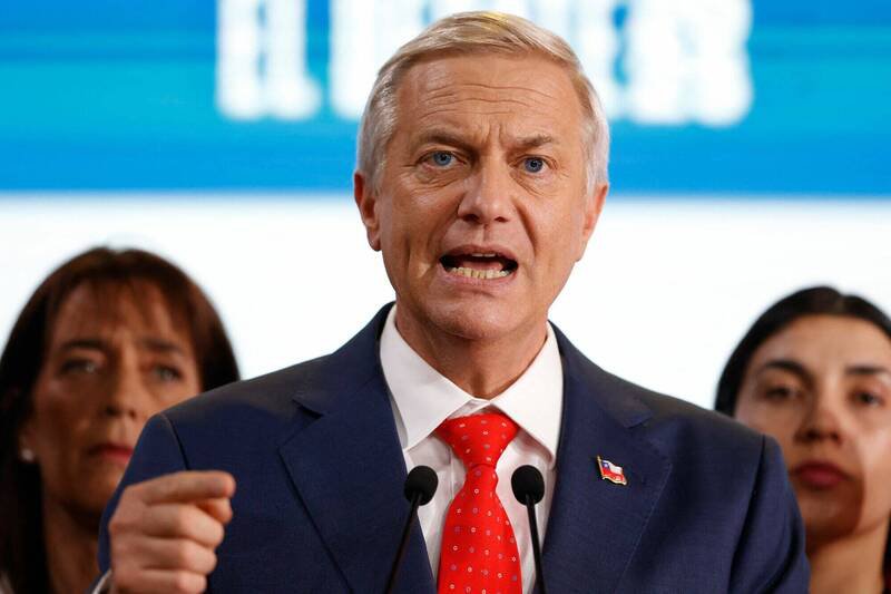 智利极右派总统候选人卡斯特26日表示，若他当选，将要求被驱逐的非法移民「自行支付」遣返费用。（法新社）