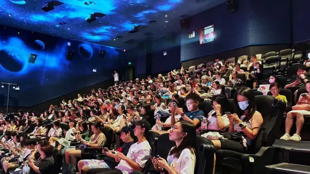 中国大陆影迷涌港观影潮:"看到一些无法上映的电影"