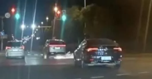 街头实拍:理想汽车行驶中突然起火 司机乘客急逃…