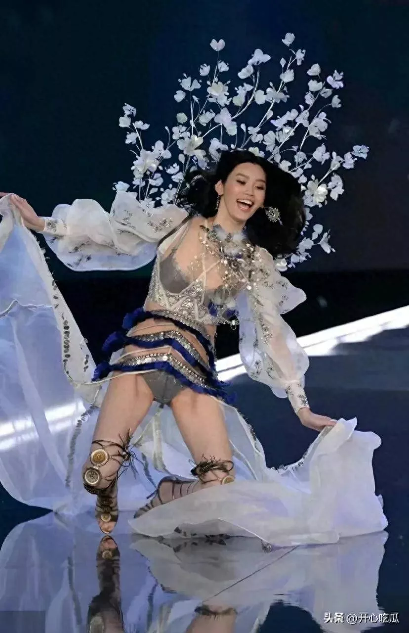 杨幂穿透视装参加2025年维密大秀！刘雯太保守了