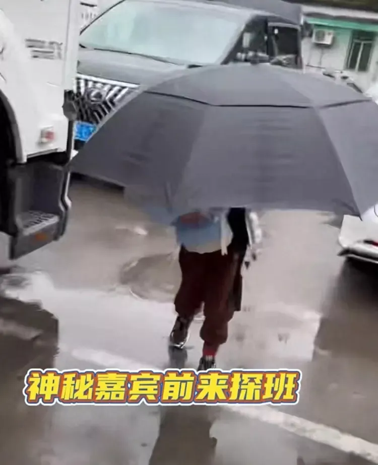 黄晓明晒儿子探班视频,8岁小海绵长高了,父子俩相处温馨又愉快