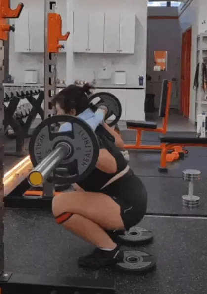 ▲王女士在做深蹲训练