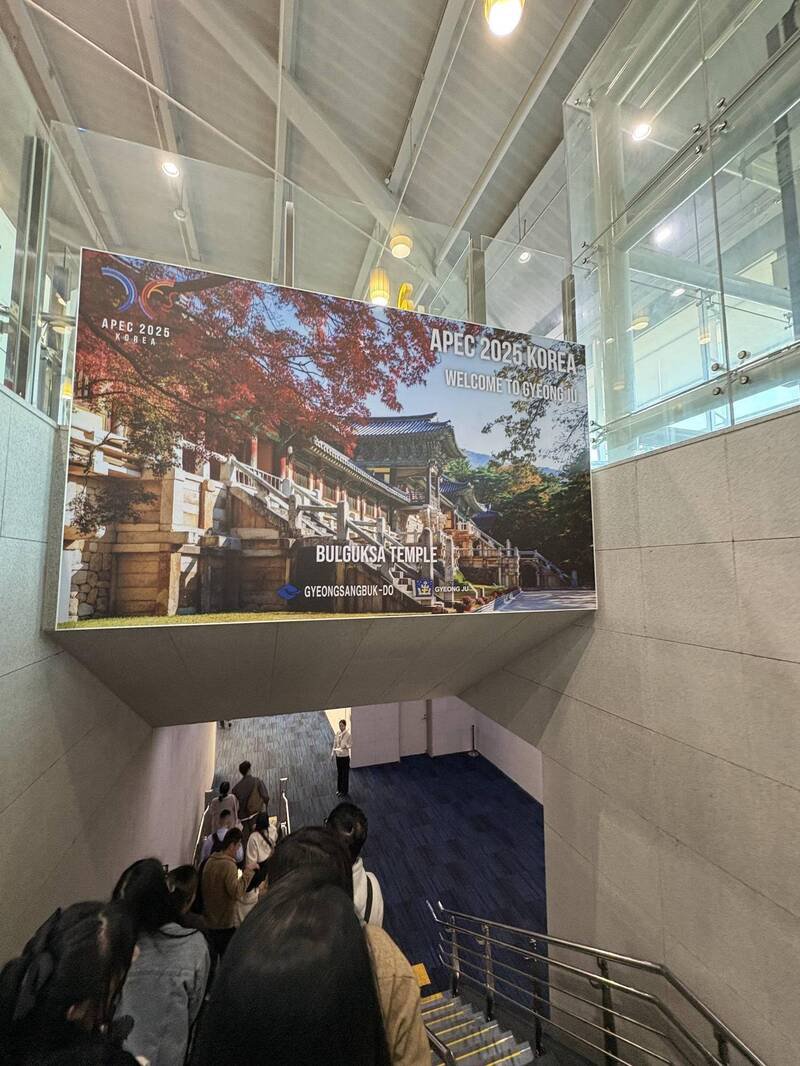 釜山金海机场贴满各种结合庆州景点宣传的APEC 2025 KOREA海报。（记者黄靖媗摄）