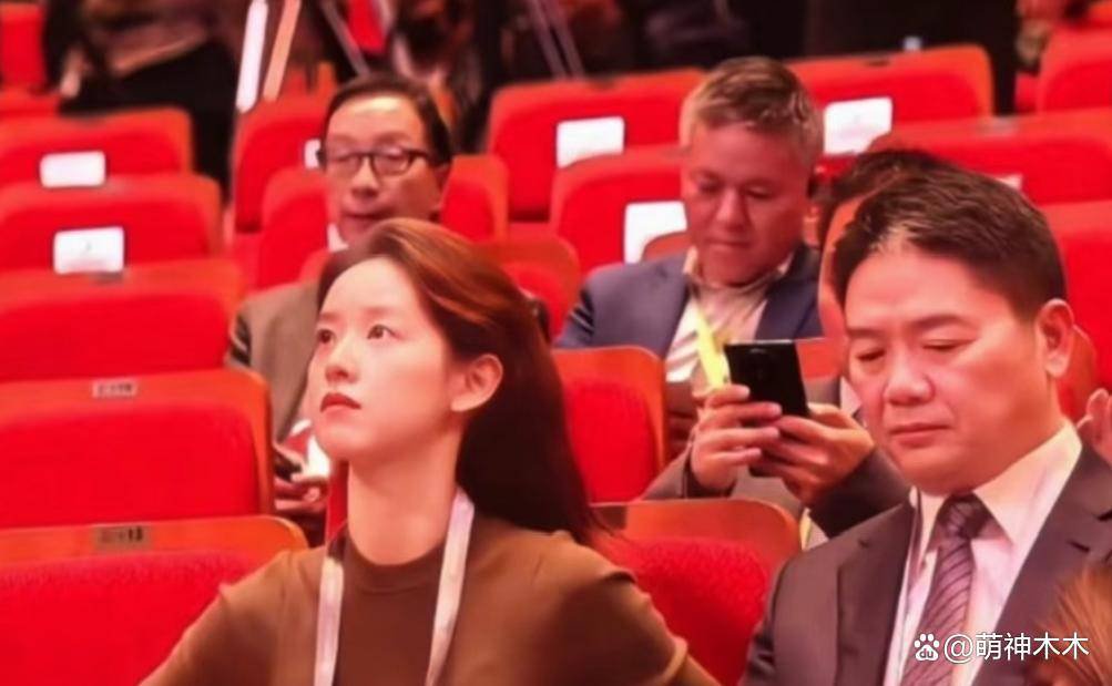 章泽天刘强东合体!女方身体躲避男方眉头紧皱 网友叹貌合神离