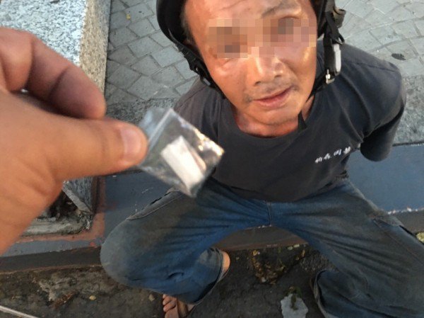 警在黄男身上查获一包海洛因。（记者方志贤翻摄）