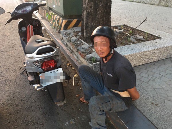 黄姓男子遭警拦检盘查。（记者方志贤翻摄）