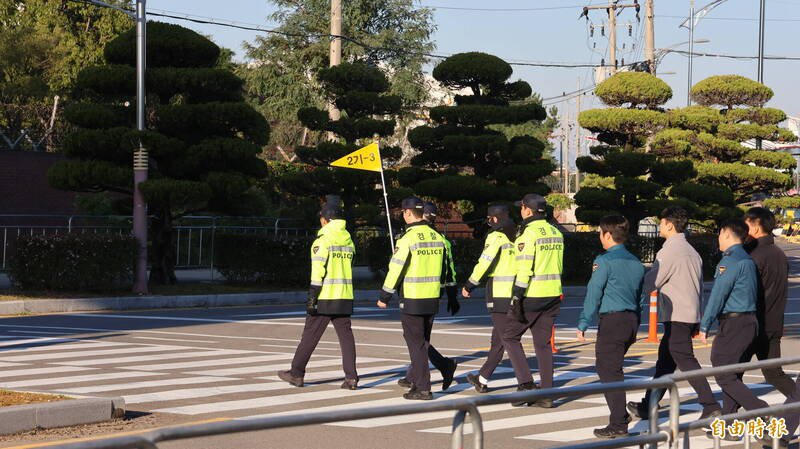 美国总统川普与中国国家主席习近平今天将在釜山金海机场会晤，外围有大批警力戒备。（记者黄靖媗摄）