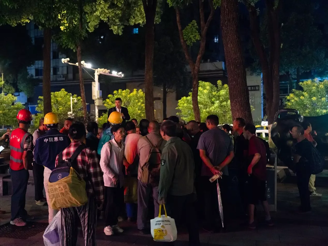 他们挤在8元一晚的旅店，几百人抢一个活