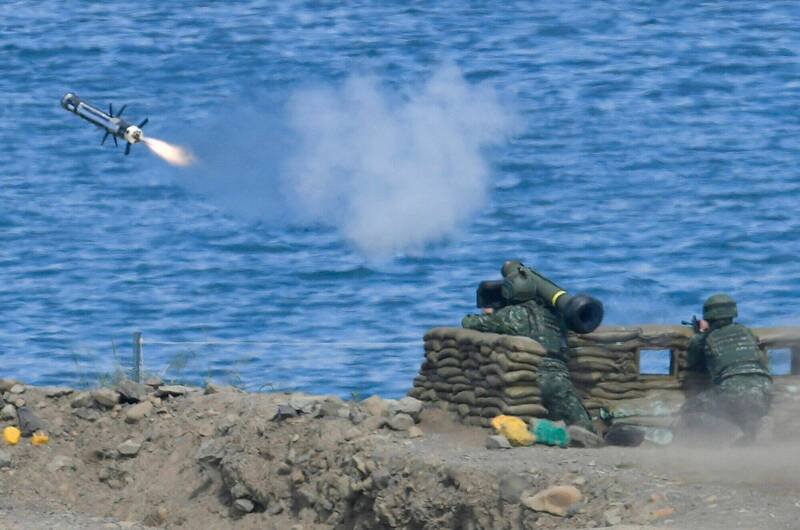 台湾汉光演习士兵发射刺针飞弹。（法新社档案照）