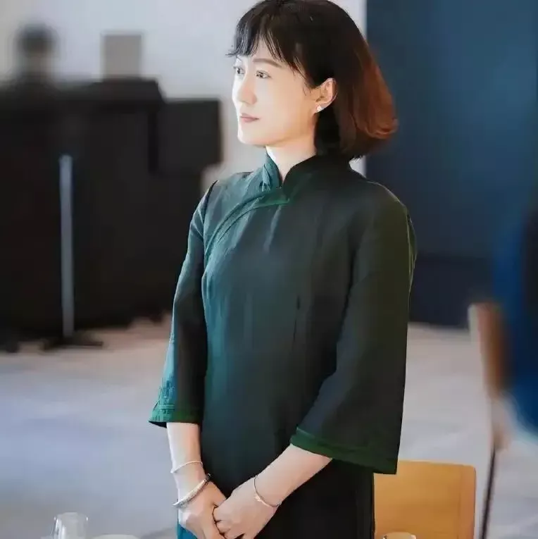 翁帆一袭素色青衣，素净优雅