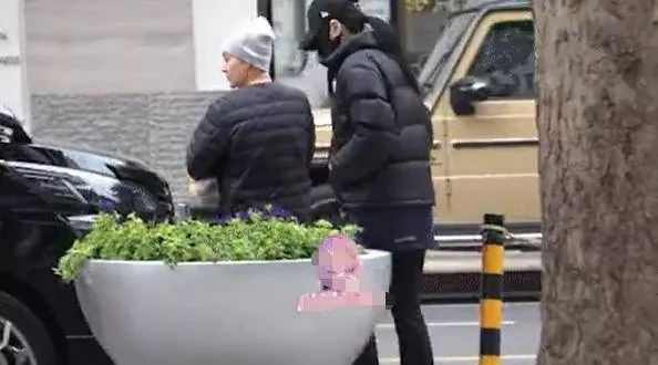 阿娇与皇甫圣华挽手逛街,曾贴脸庆生一同出游