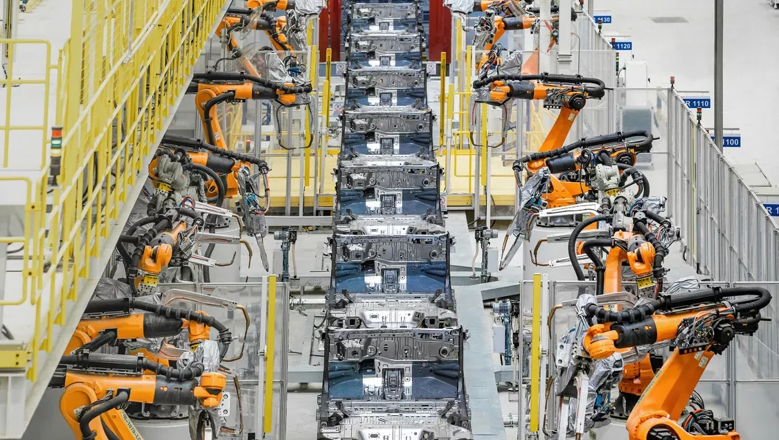 汽车焊装生产线 图源：图虫创意