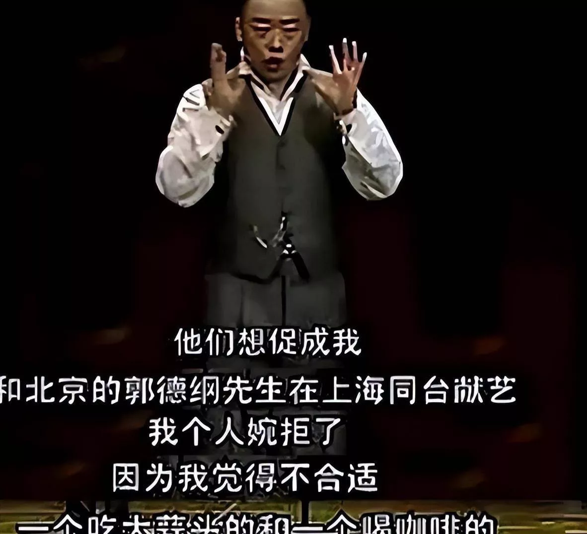 58岁周立波头发稀疏身体暴瘦，在街头拄拐行走