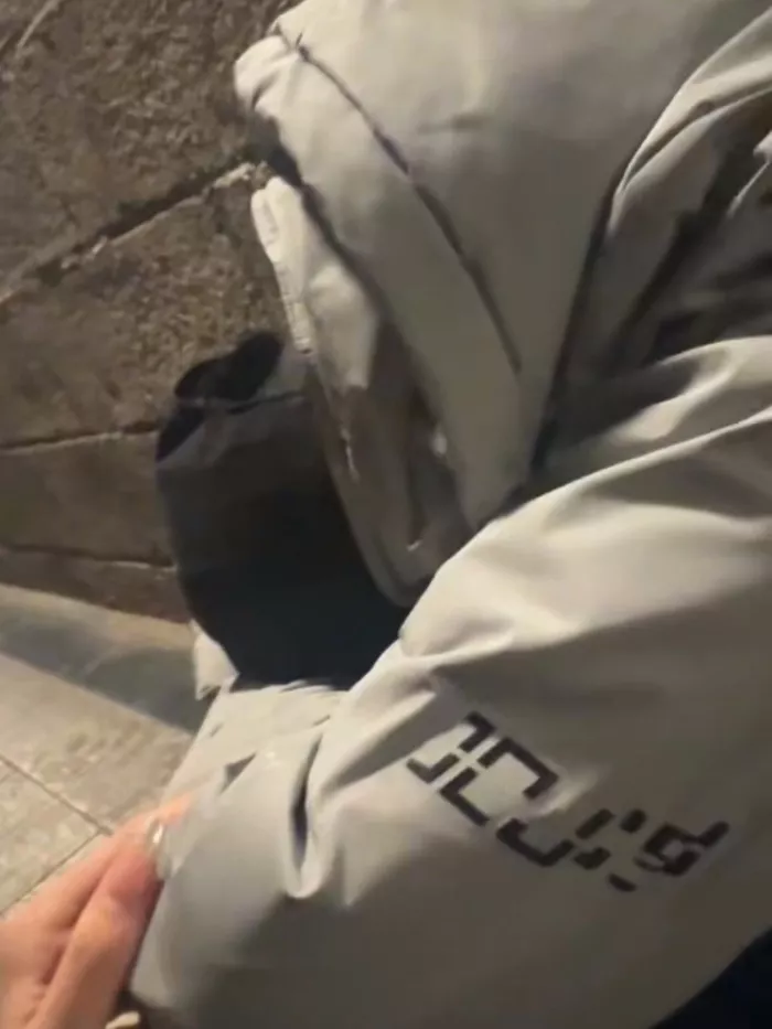 23岁女孩散步遇哭泣少年，折返一把拉住欲跳河的他