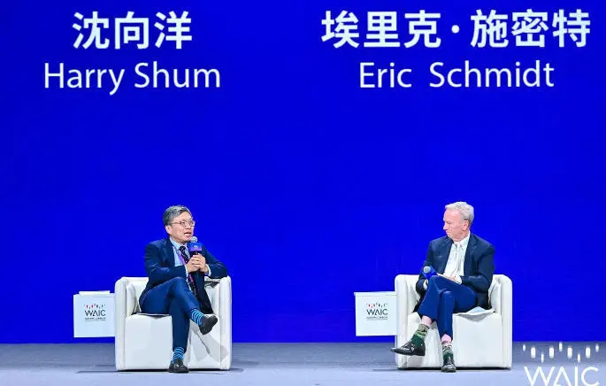 今年7月，施密特（右）在上海参加2025世界人工智能大会（WAIC）